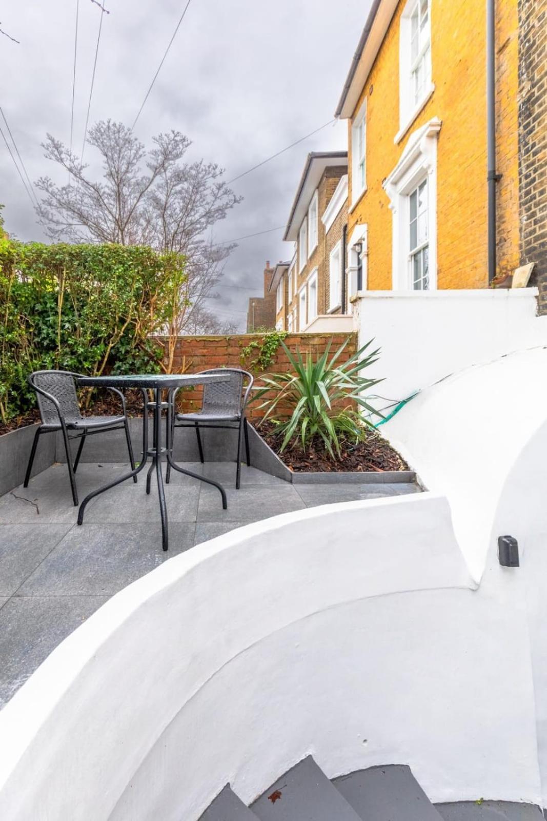 Sleek & Well-connected Flat Archway! Londres