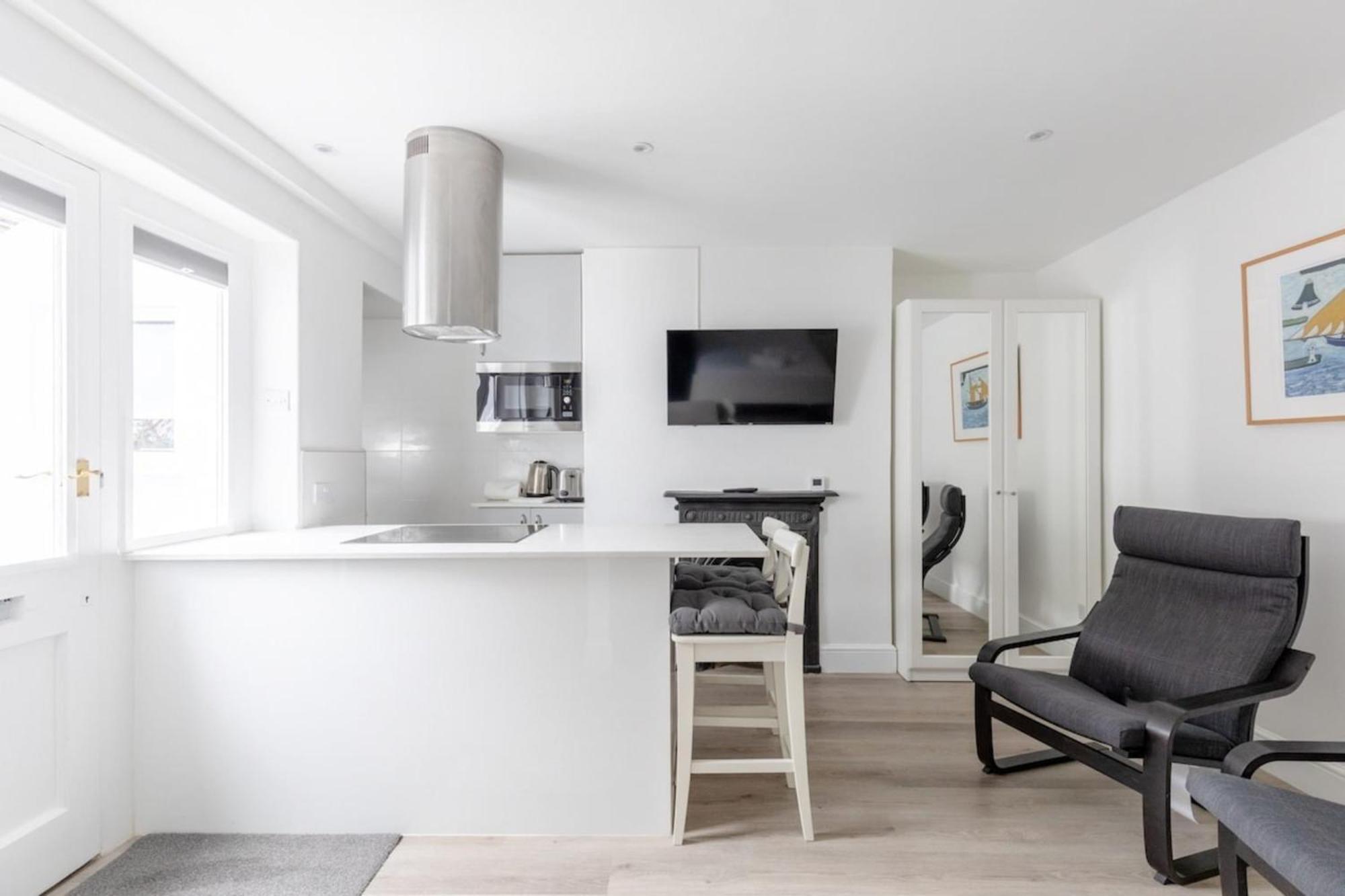 Sleek & Well-connected Flat Archway! *