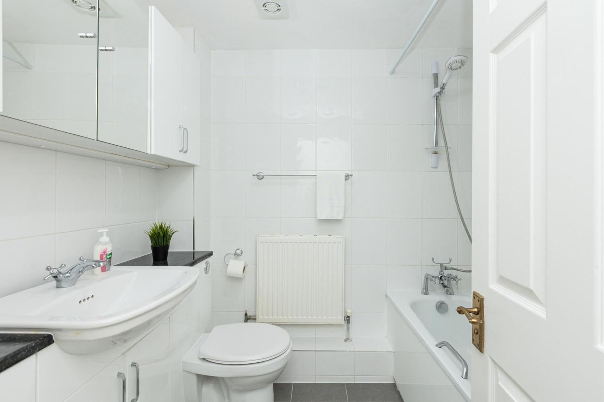 Charming 1br Flat, Canning Town, Excel, Hall Apartment *