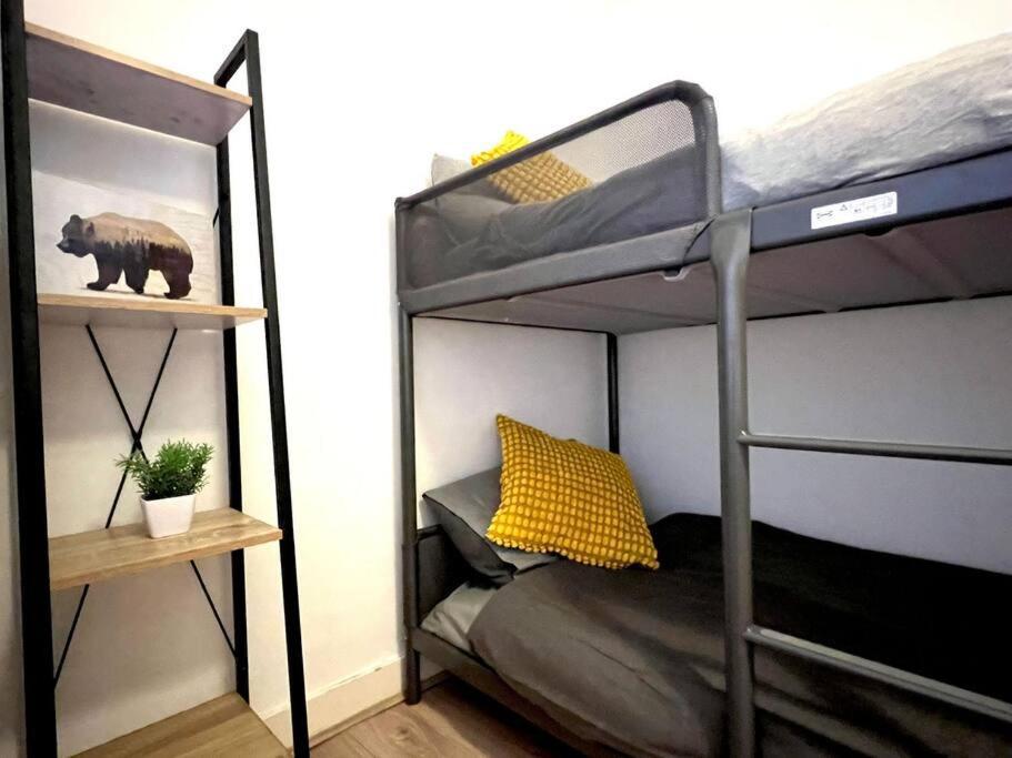 Holiday home Spacious 2-bed House 20 Mins From Central