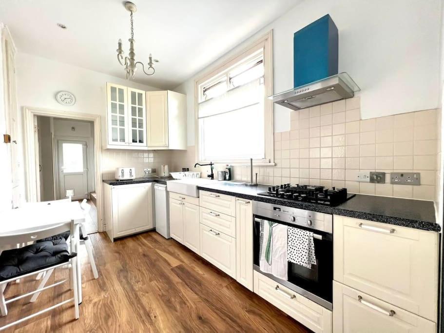 Holiday home Spacious 2-bed House 20 Mins From Central London