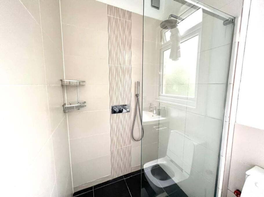Spacious 2-bed House 20 Mins From Central Holiday home *