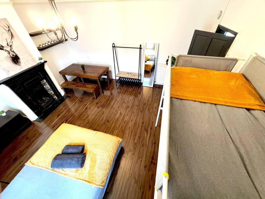 Holiday home Spacious 2-bed House 20 Mins From Central *