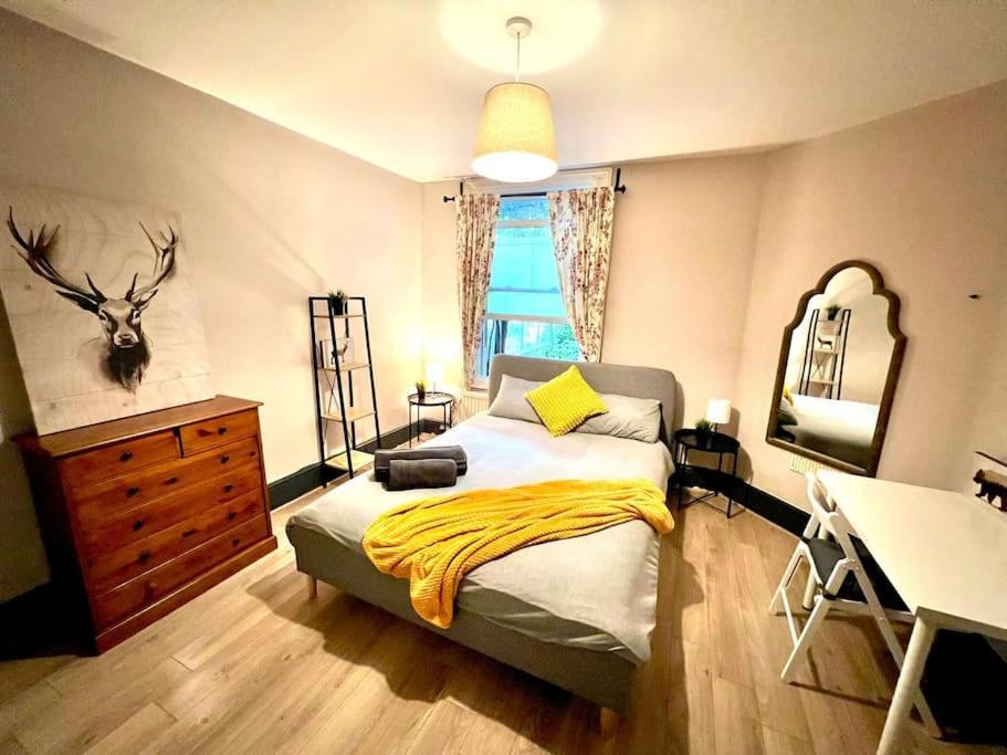 Spacious 2-bed House 20 Mins From Central Holiday home