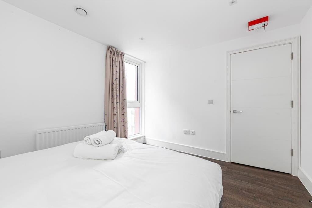 Charming & Large 1-bedroom In The Heart Of Appartement Londen
