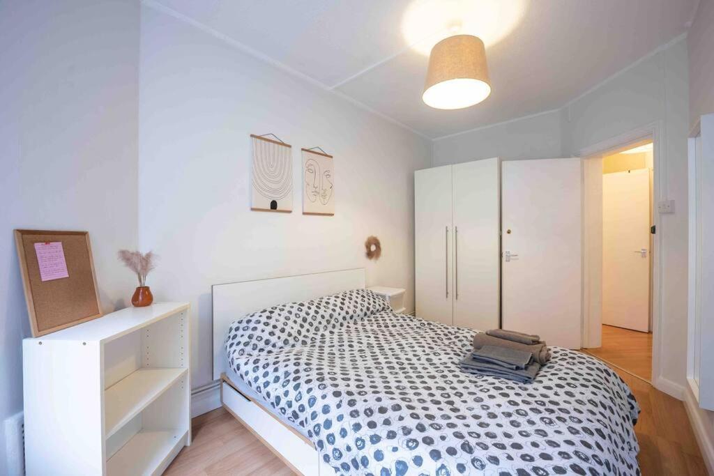 Small One-bed Flat, Payment Required Straight Away, Host Will Message After You've Made A Reservation * Londres