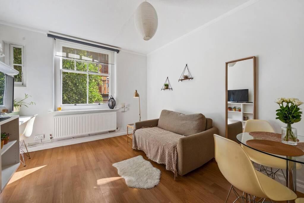 Small One-bed Flat, Payment Required Straight Away, Host Will Message After You've Made A Reservation Londres