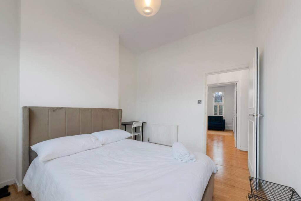 Stunning 1-bed Flat In 20 Mins From Apartamento Londres