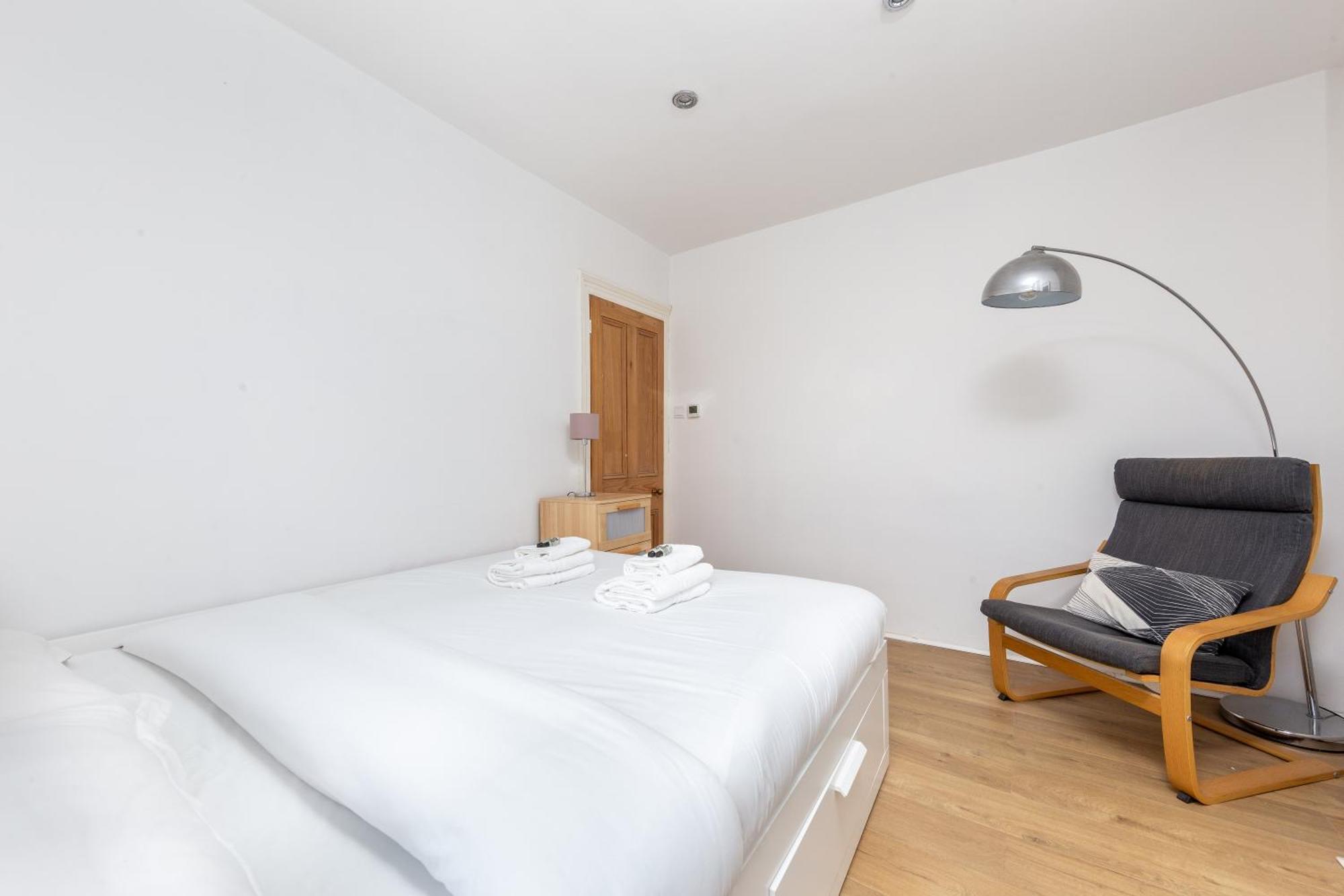 Chic Semi-detached House With A Private Garden, Se Hébergement de vacances