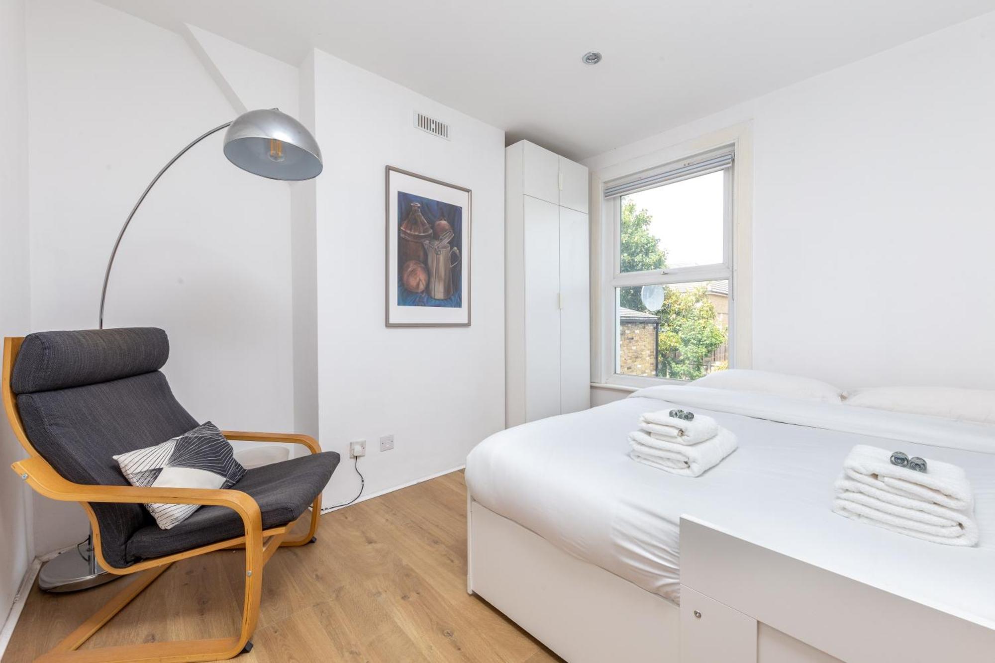 Chic Semi-detached House With A Private Garden, Se Hébergement de vacances