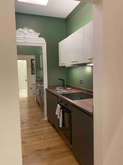 Interior Designed Flat Near Kew Botanical Gardens * London