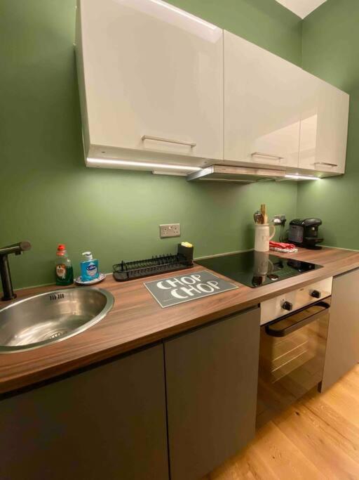 Interior Designed Flat Near Kew Botanical Gardens Apartment *