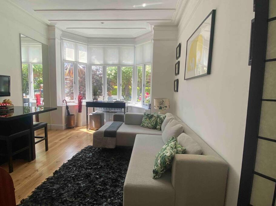 Interior Designed Flat Near Kew Botanical Gardens * London