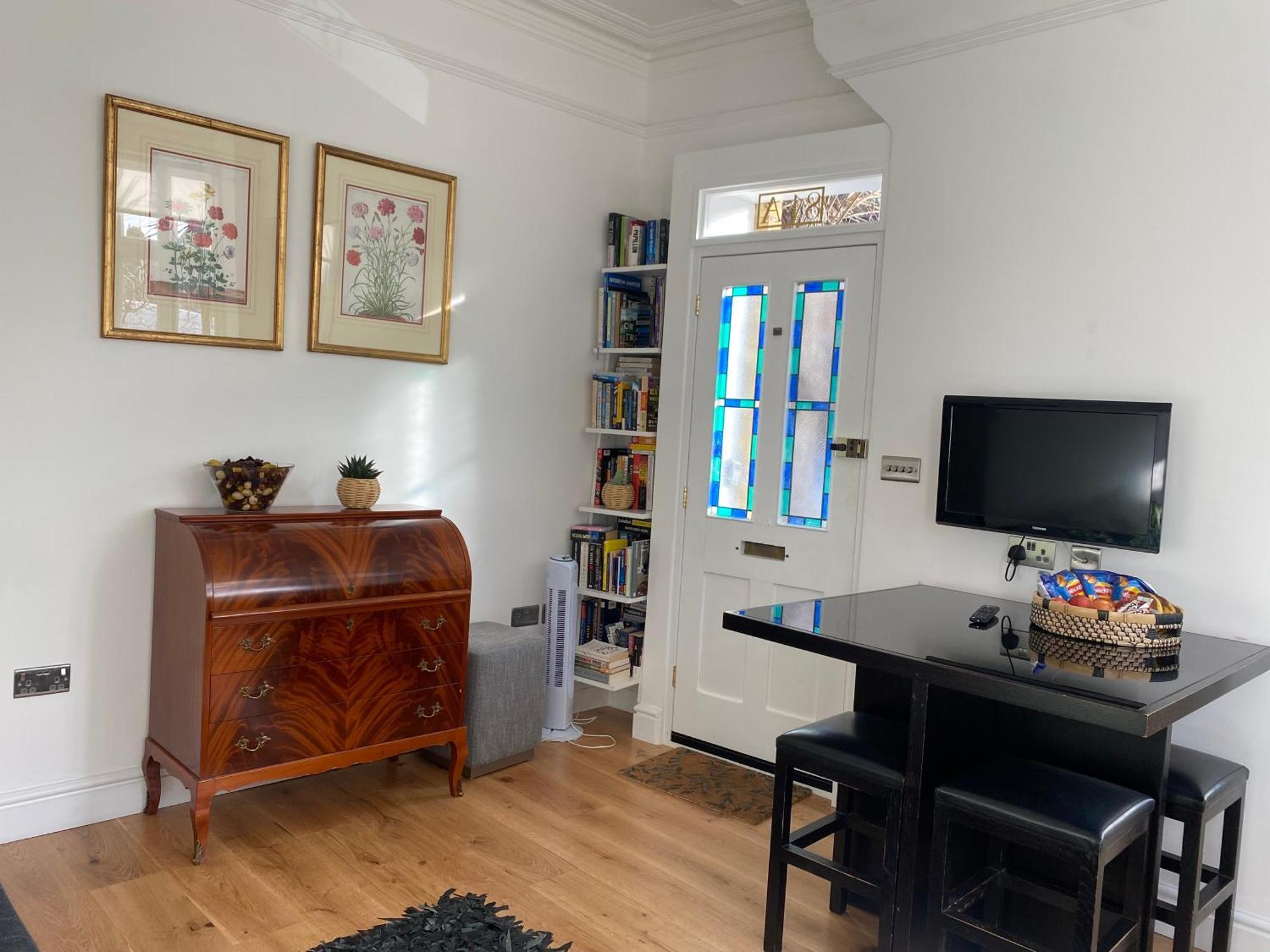 Interior Designed Flat Near Kew Botanical Gardens Apartment *