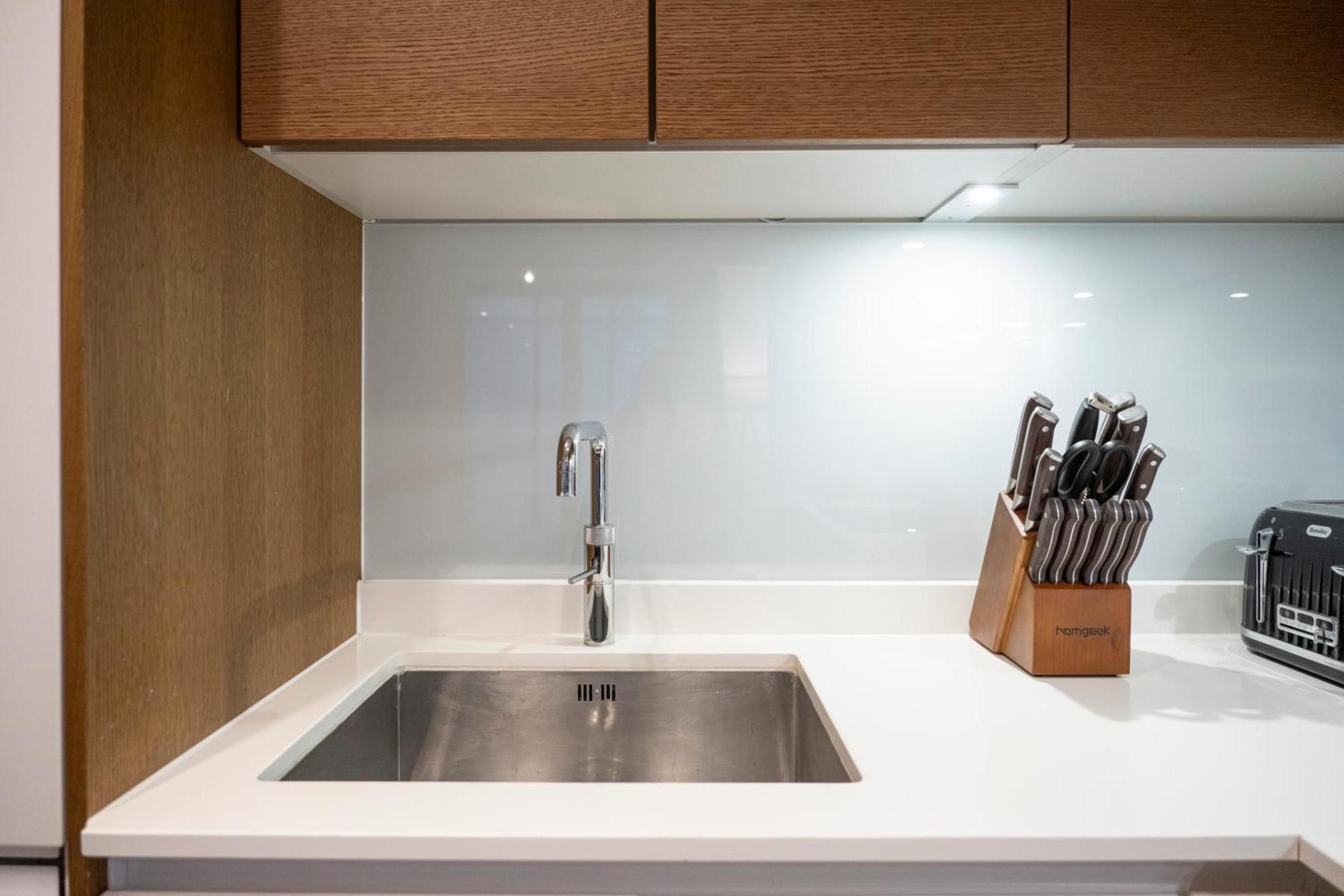 Newly Furnished W/ Patios - Hampstead Heath *