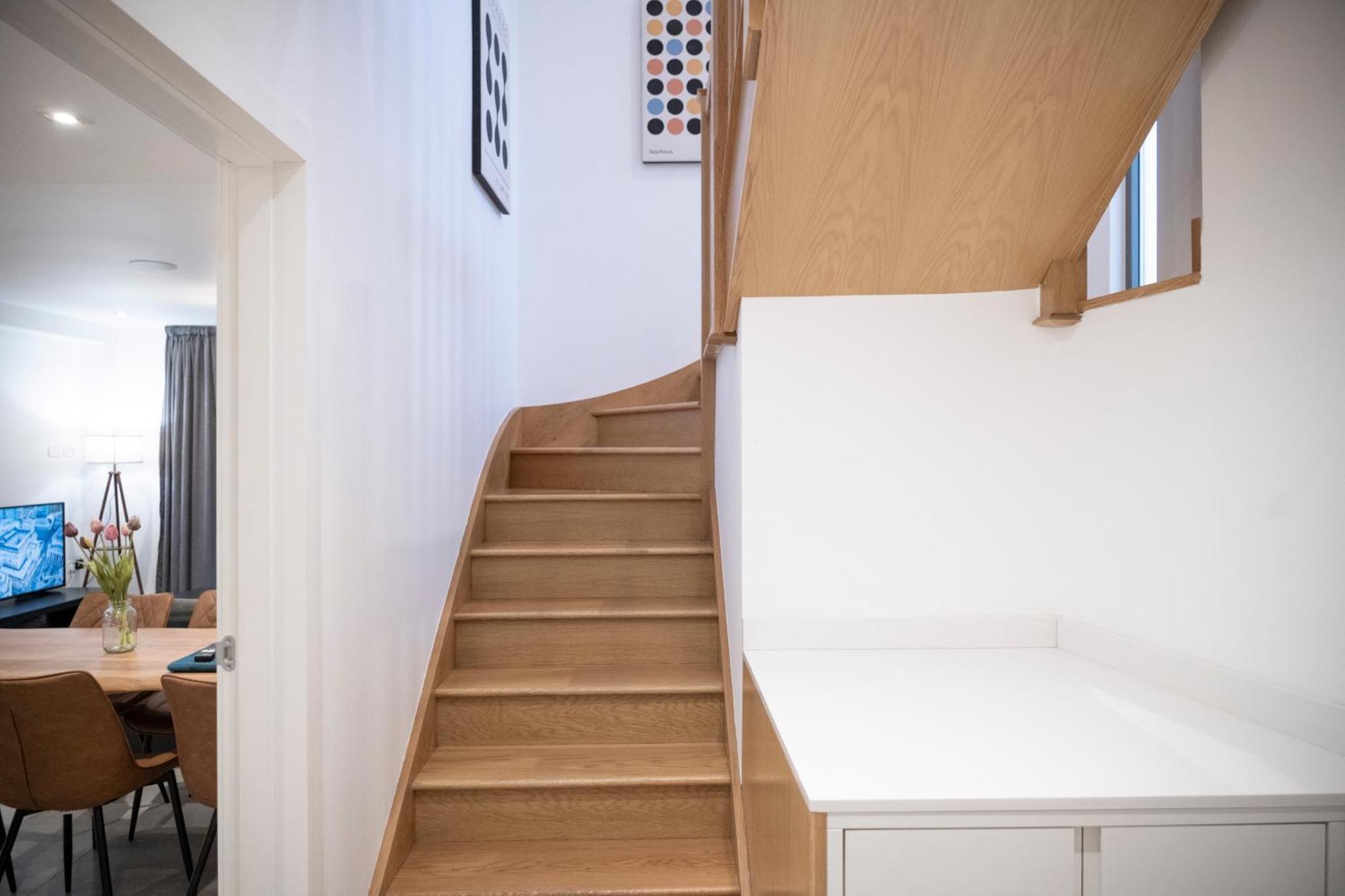 Newly Furnished W/ Patios - Hampstead Heath