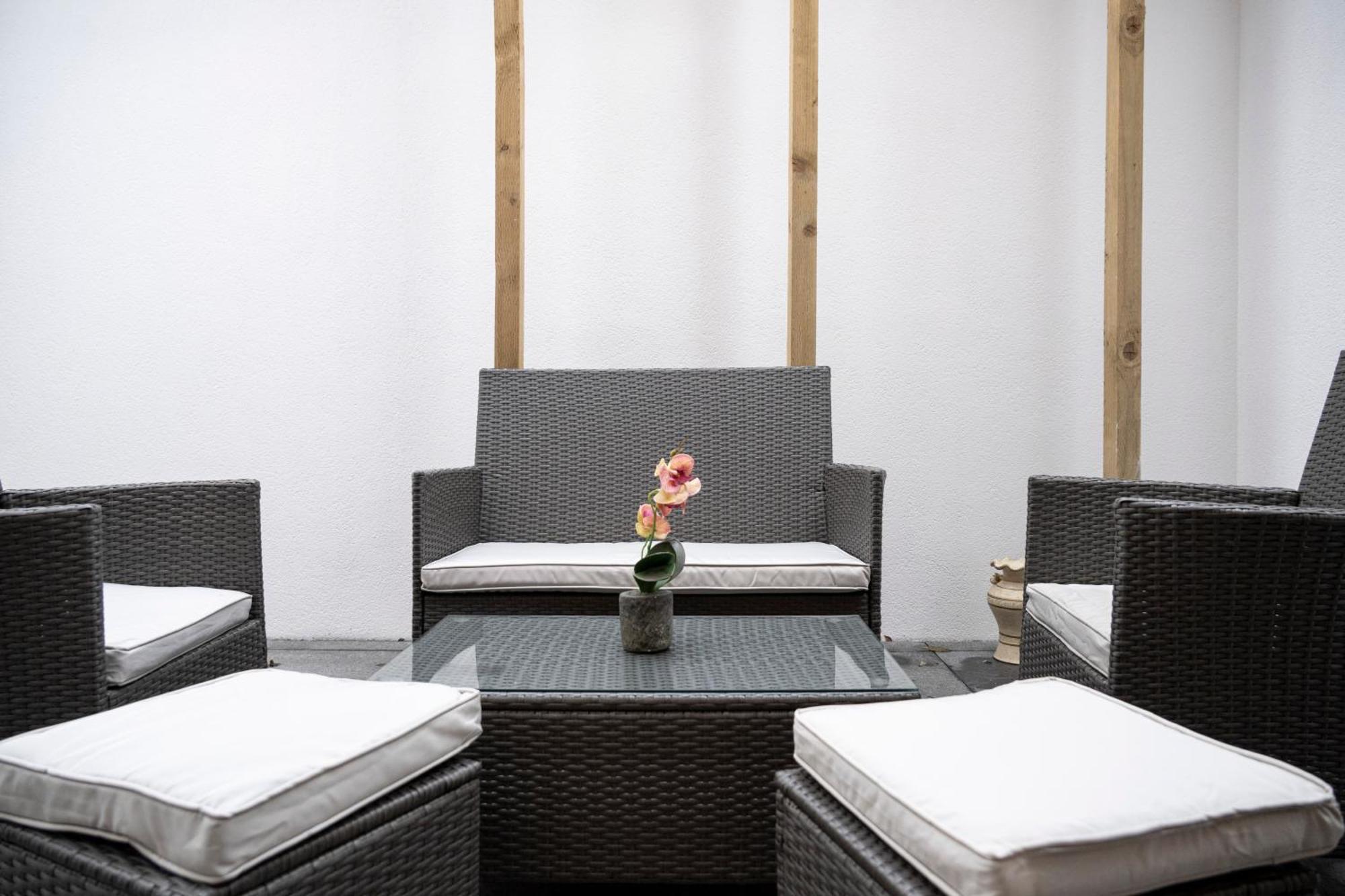 Newly Furnished W/ Patios - Hampstead Heath *
