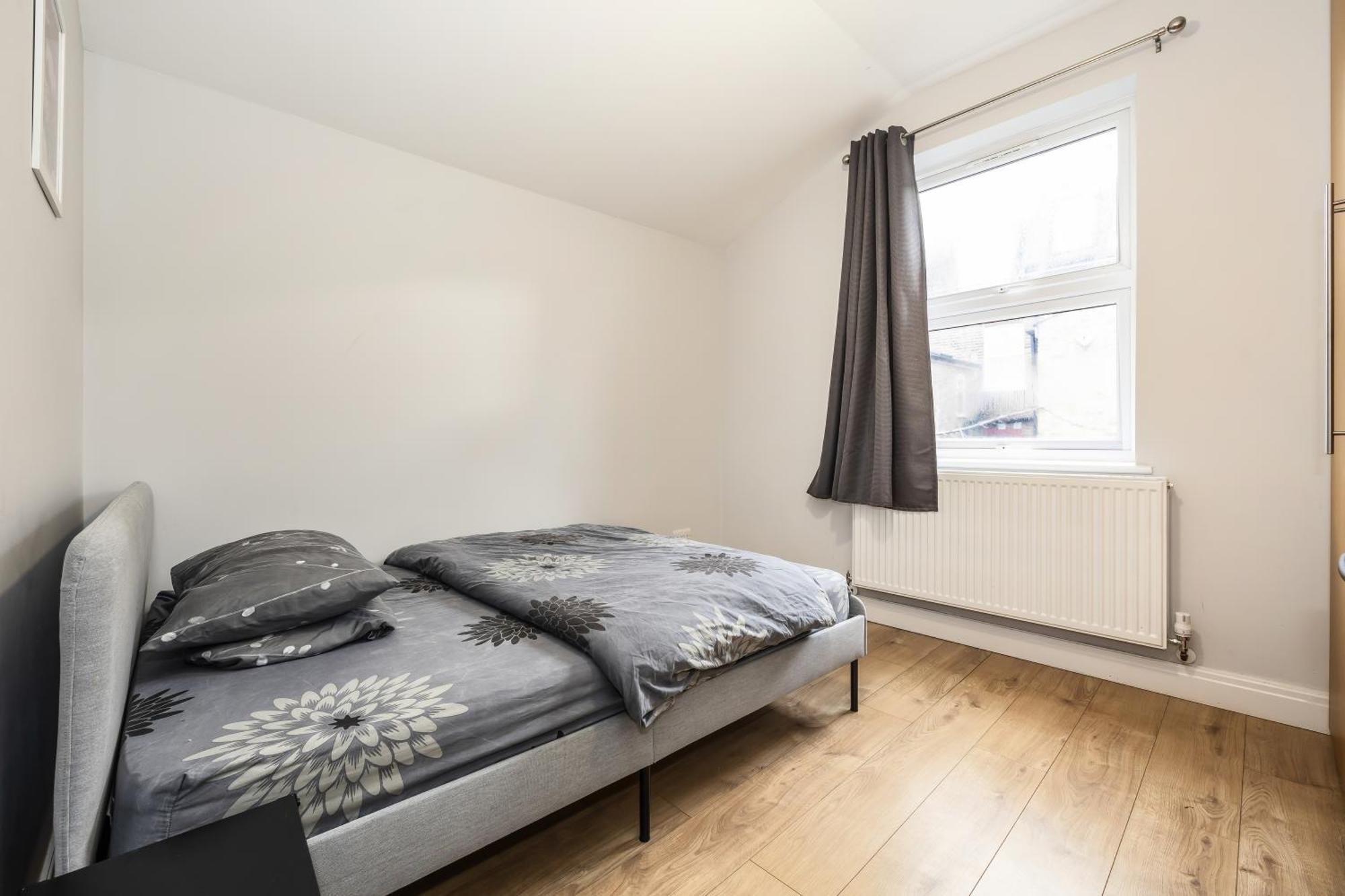 Spacious Near Hammersmith Staion Apartment *