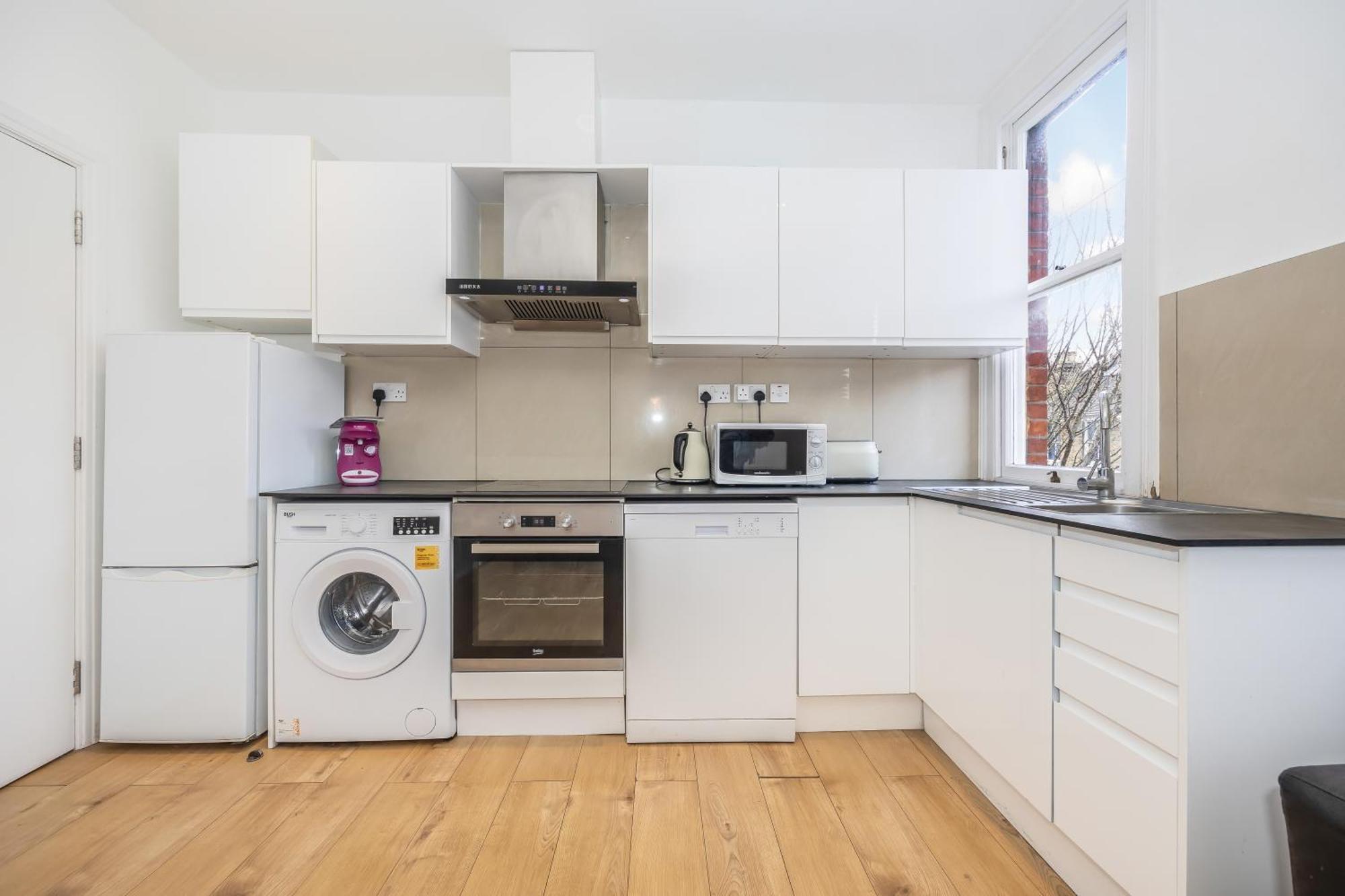 Spacious Near Hammersmith Staion Apartment London