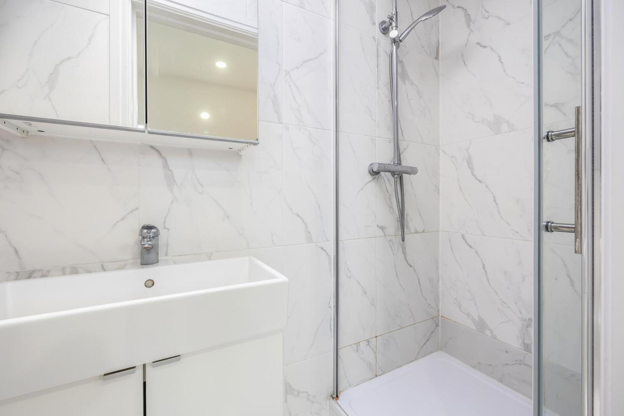 Spacious Near Hammersmith Staion Apartment