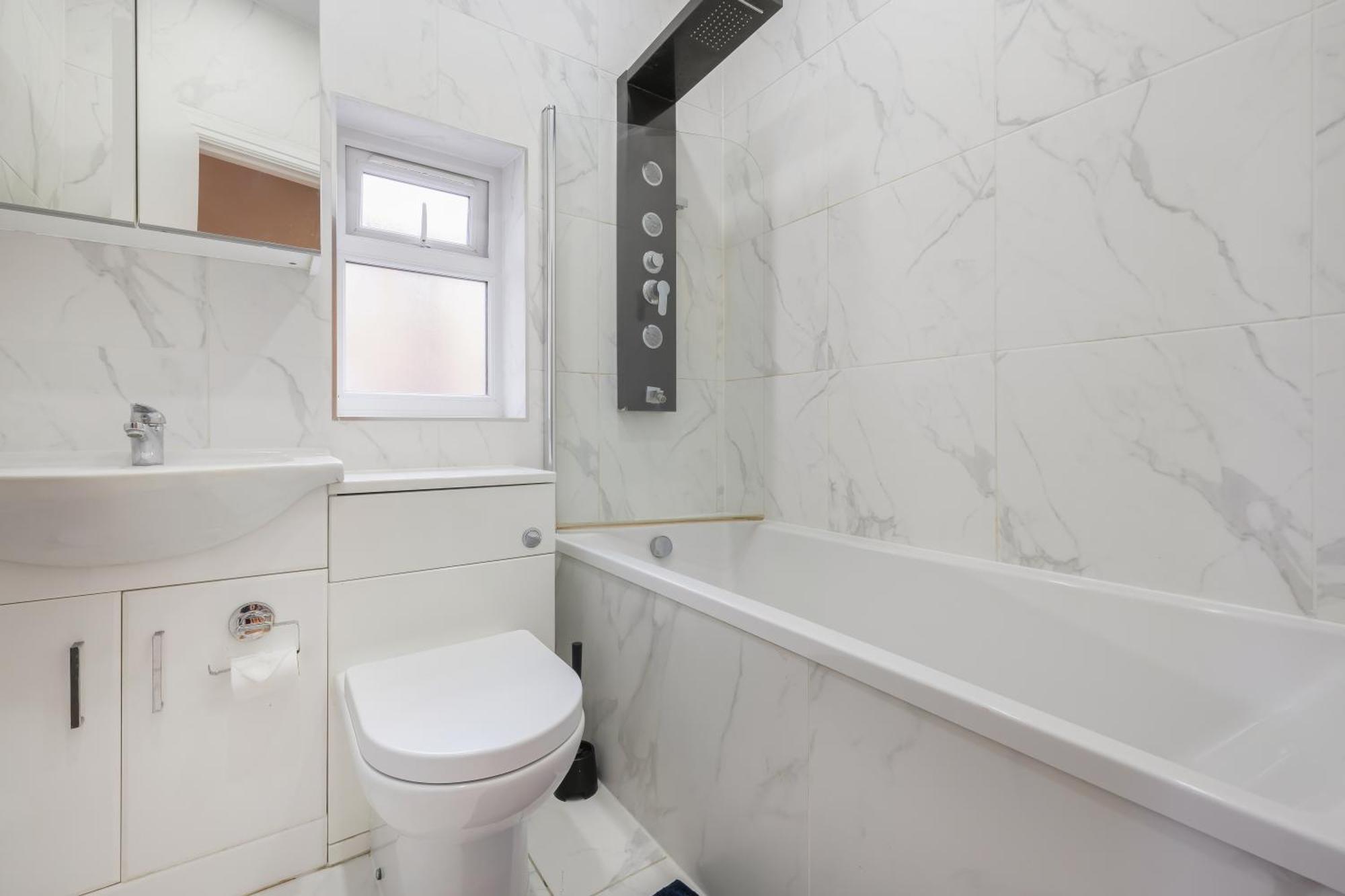 Spacious Near Hammersmith Staion * London