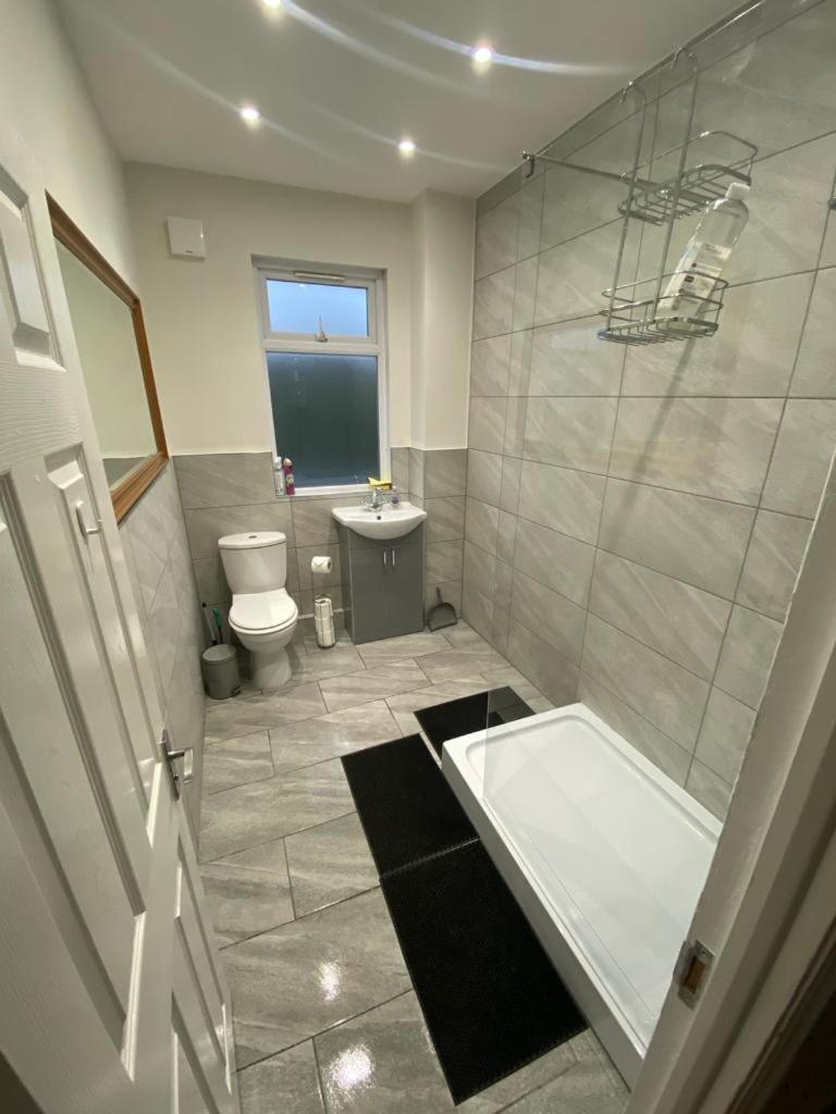 Three Bedroom Flat, Camborne Avenue W13 Londres