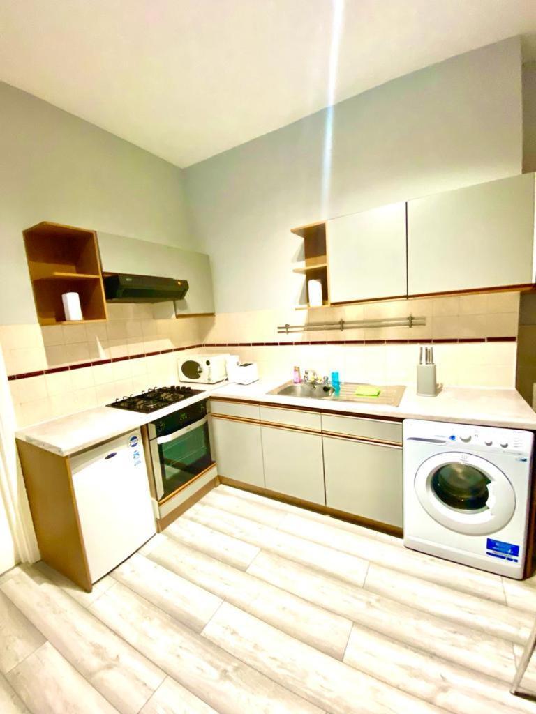 One Bedroom Ground Floor In * Londres