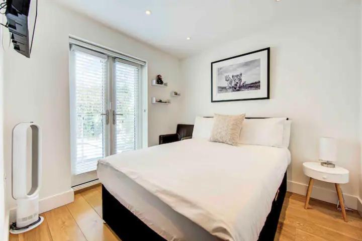 Casa de férias Stunning 4 Bedroom, 3 Bathroom House With Private Hottub & Gym - Escape London, In Lonon *