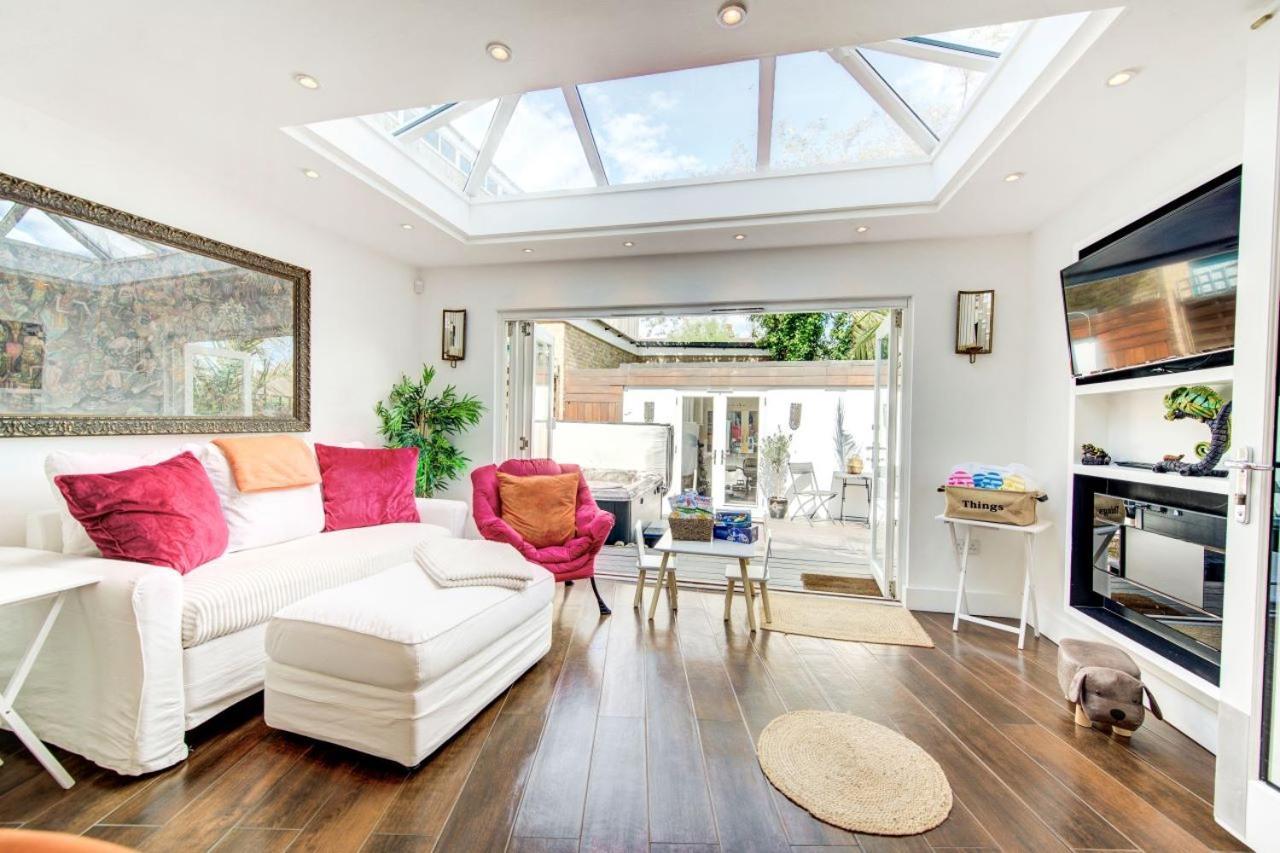 Stunning 4 Bedroom, 3 Bathroom House With Private Hottub & Gym - Escape London, In Lonon *