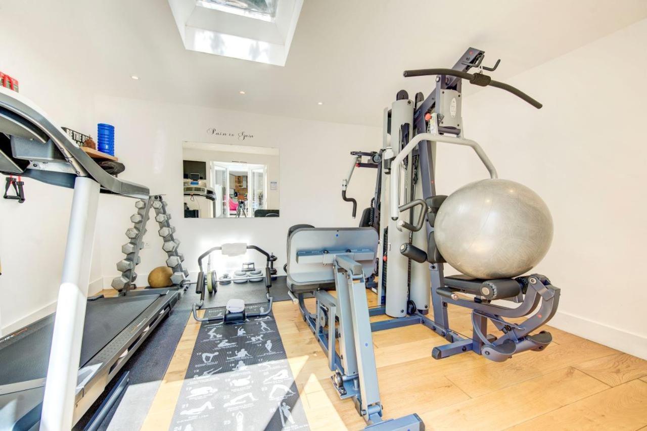 Casa de férias Stunning 4 Bedroom, 3 Bathroom House With Private Hottub & Gym - Escape London, In Lonon