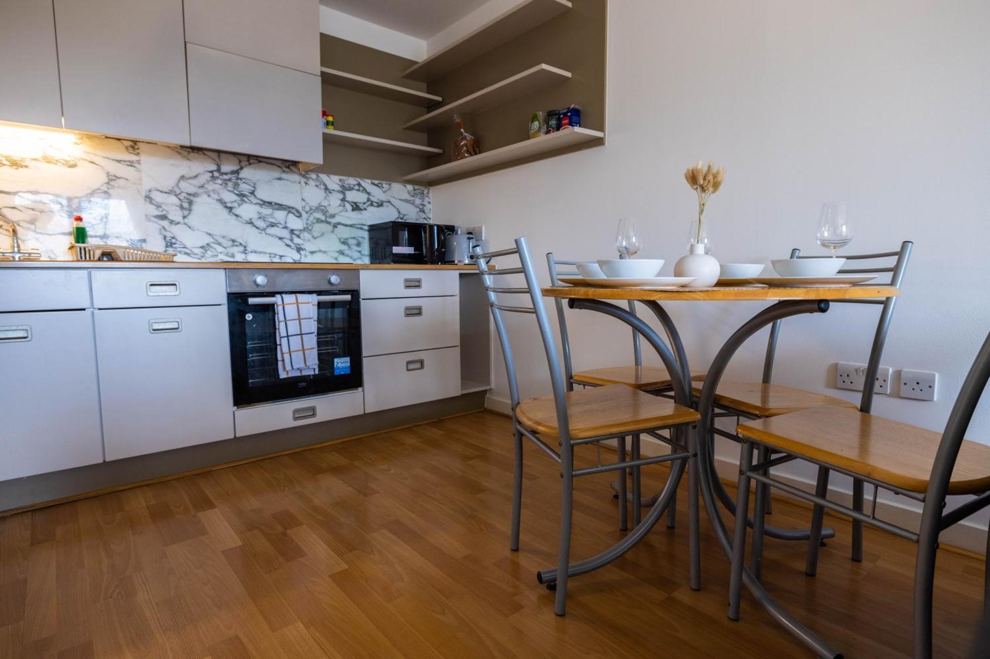 Beautiful And Spacious 2-bed In Appartement *