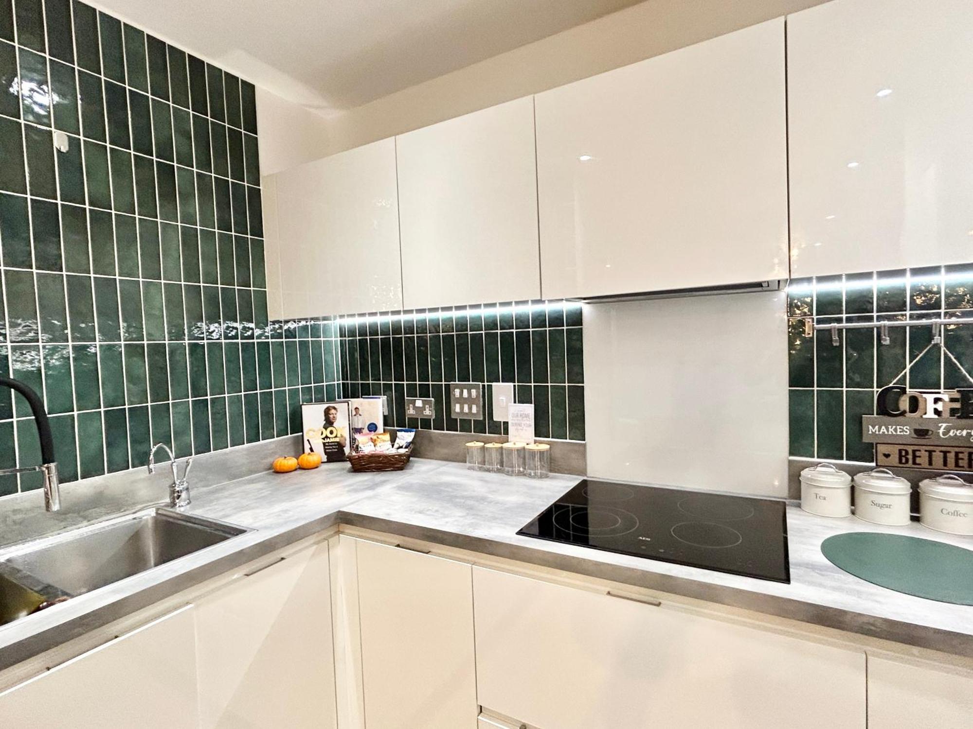 Canary Wharf, Sleeps 4, Fast Wifi, Gym, Prime Location *
