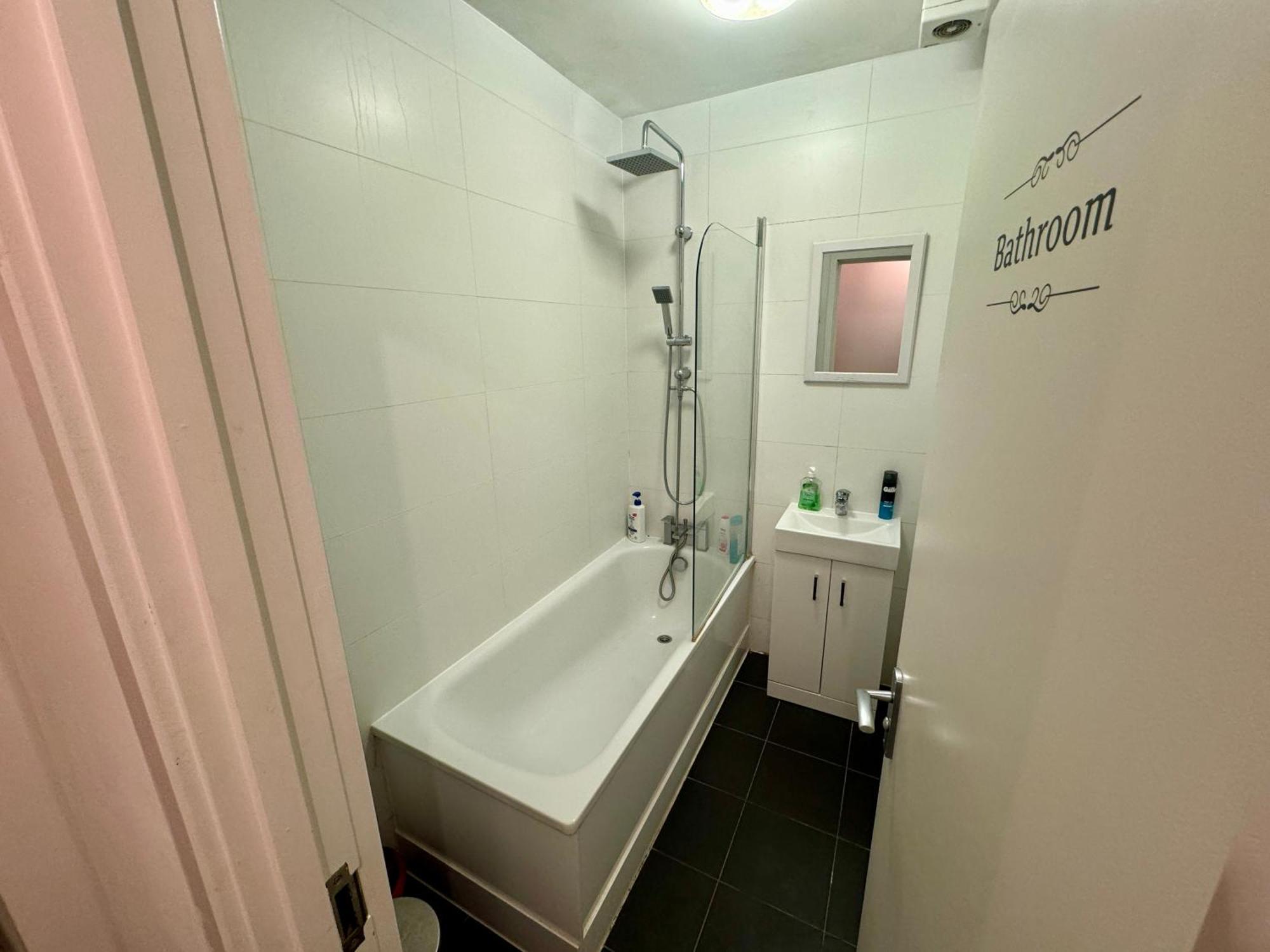 Cosmopolitan Comfort Private Bedrooms In Euston 106 * Londen