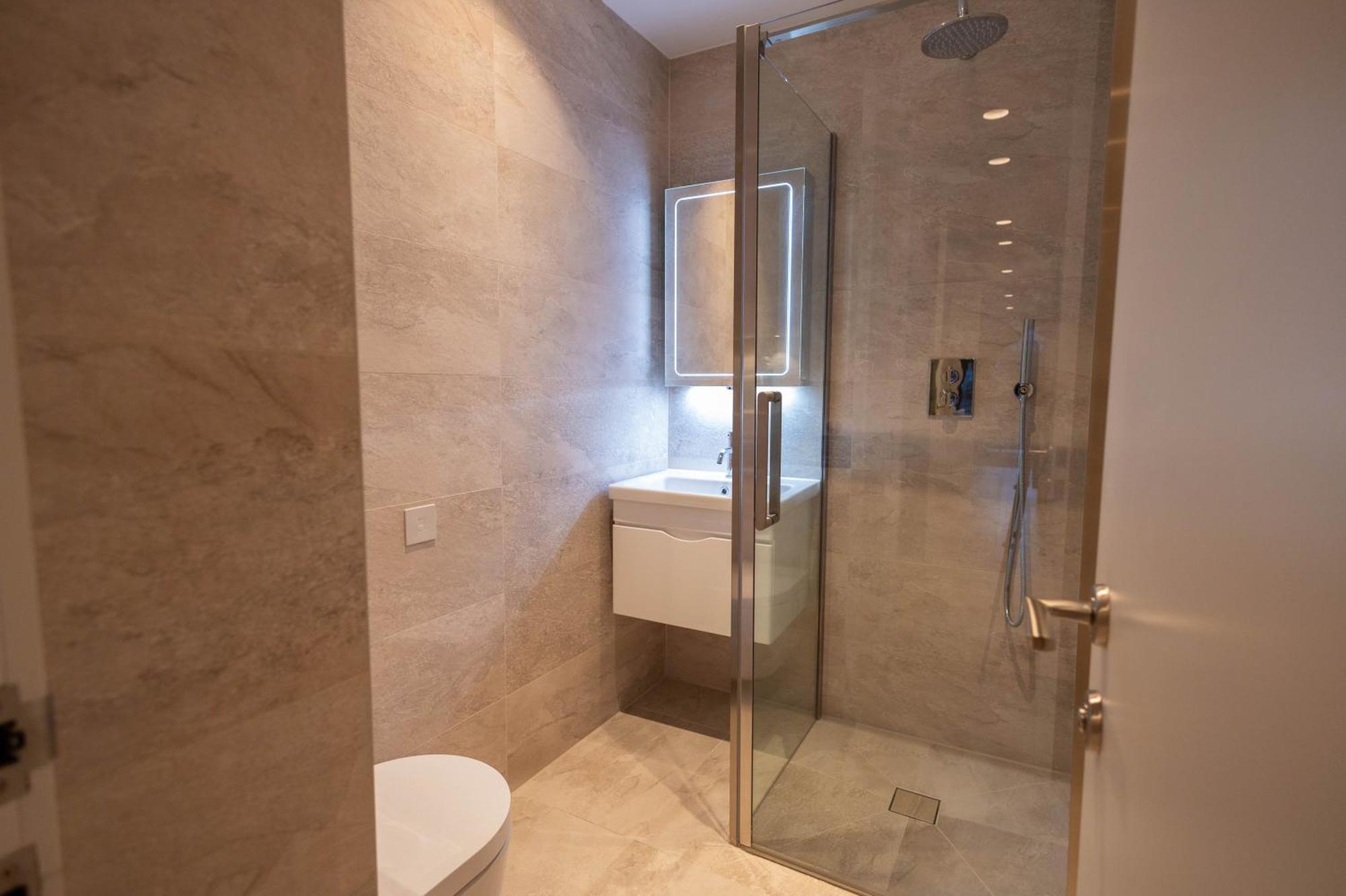 The Arches Luxurious Three Bedroom Close To Hampstead Heath With Garden Balcony And Courtyard Apartment London