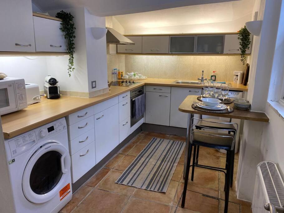 Apartment Spacious Flat In The Desirable Area Of
