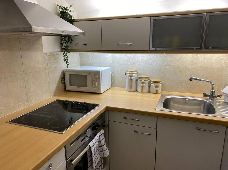 Spacious Flat In The Desirable Area Of * London