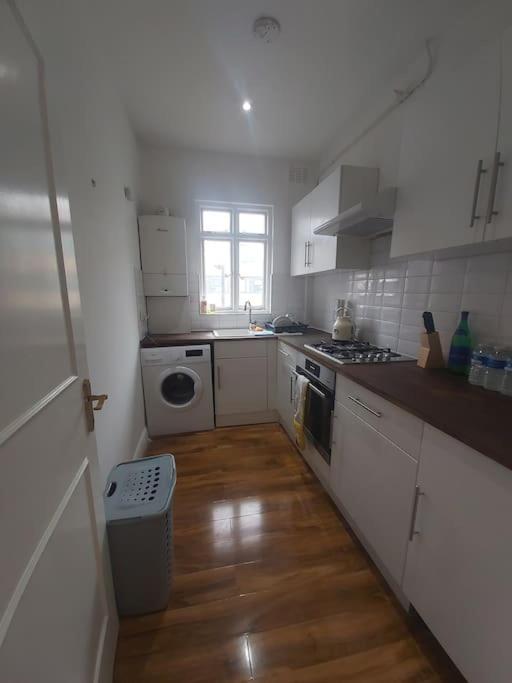 Zone 2, Easy Travel Apartment *