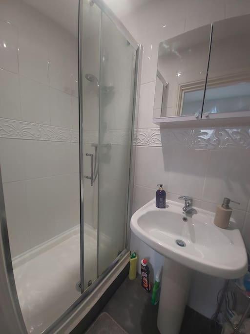 Zone 2, Easy Travel Apartment London