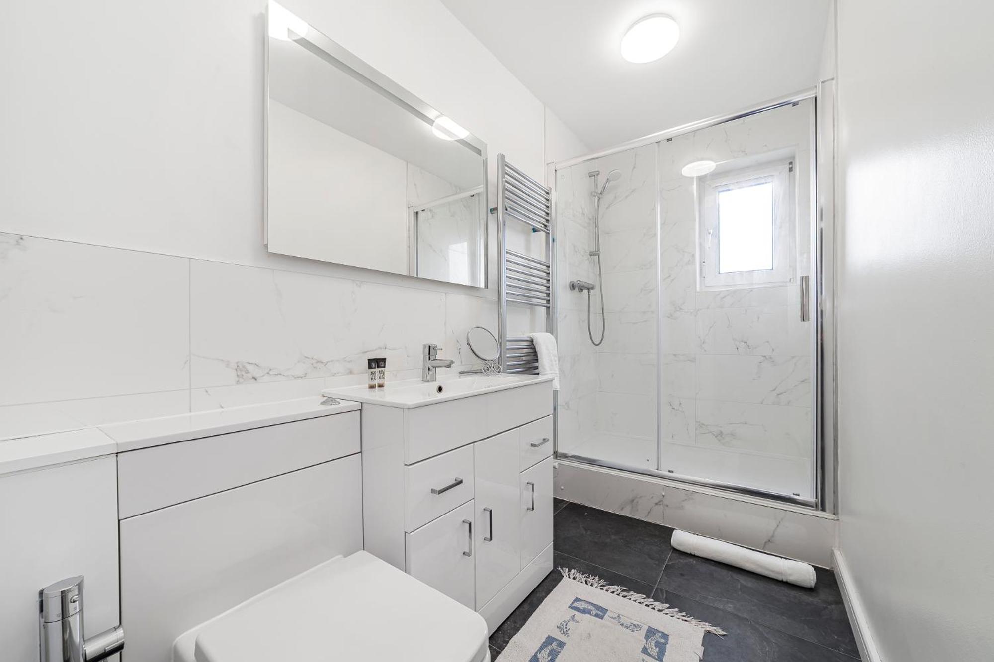 Penthouse 1br Flat Wbalcony & View, Walworth * Londres