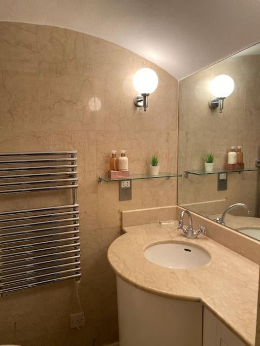 Spacious Flat In The Desirable Area Of Apartment