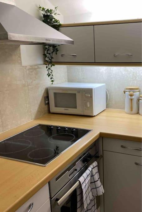 Spacious Flat In The Desirable Area Of *