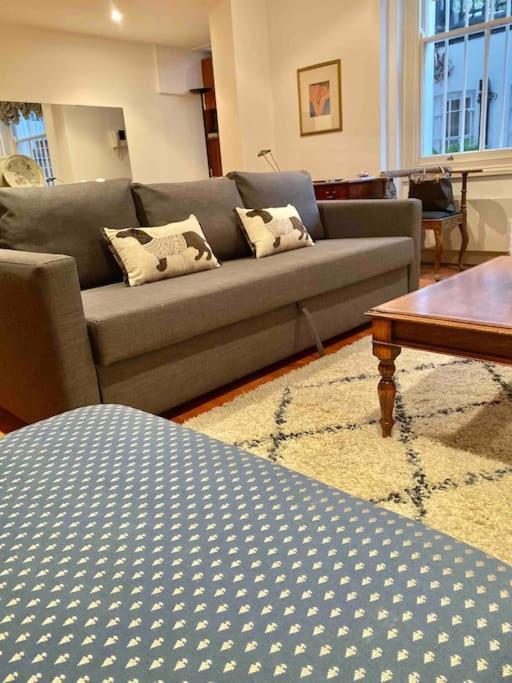 Apartment Spacious Flat In The Desirable Area Of *
