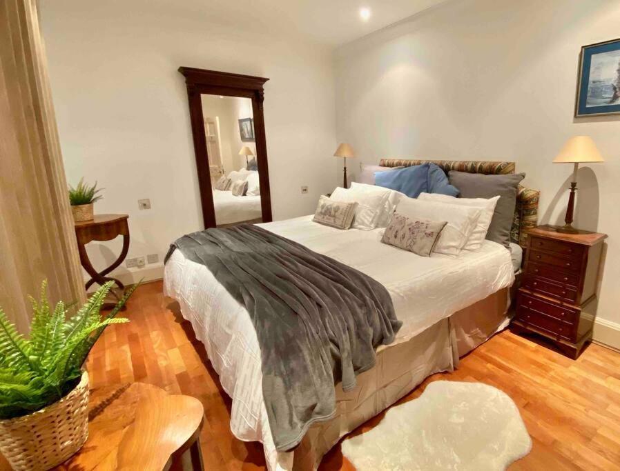 Apartment Spacious Flat In The Desirable Area Of London