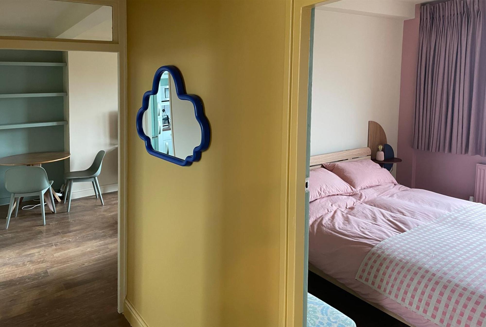 Kennington Flat With Balcony, King Size Bed And Free Parking Overlooking Park Apartment