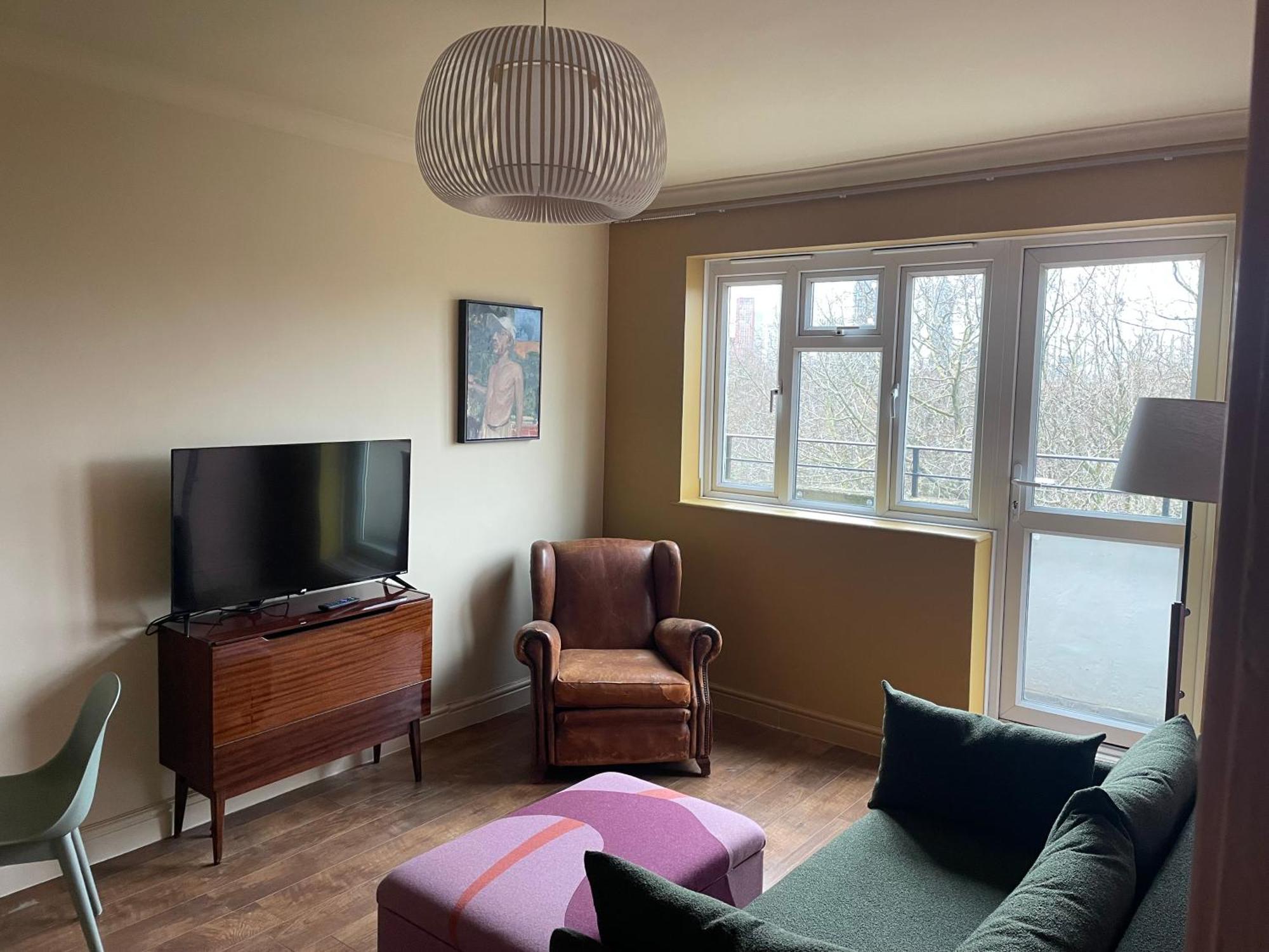 Kennington Flat With Balcony, King Size Bed And Free Parking Overlooking Park *