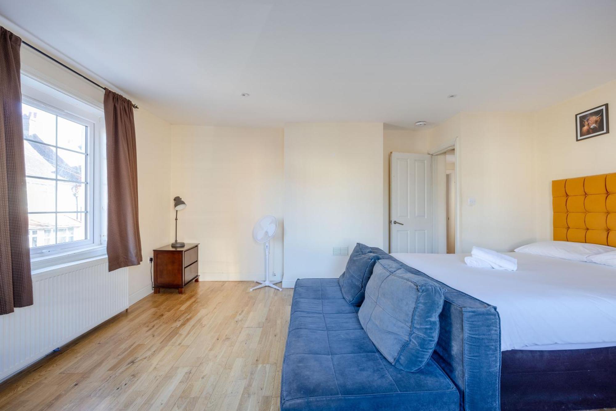 Guest house Big House Close To Metro Underground - Sleeps Up To 13 London
