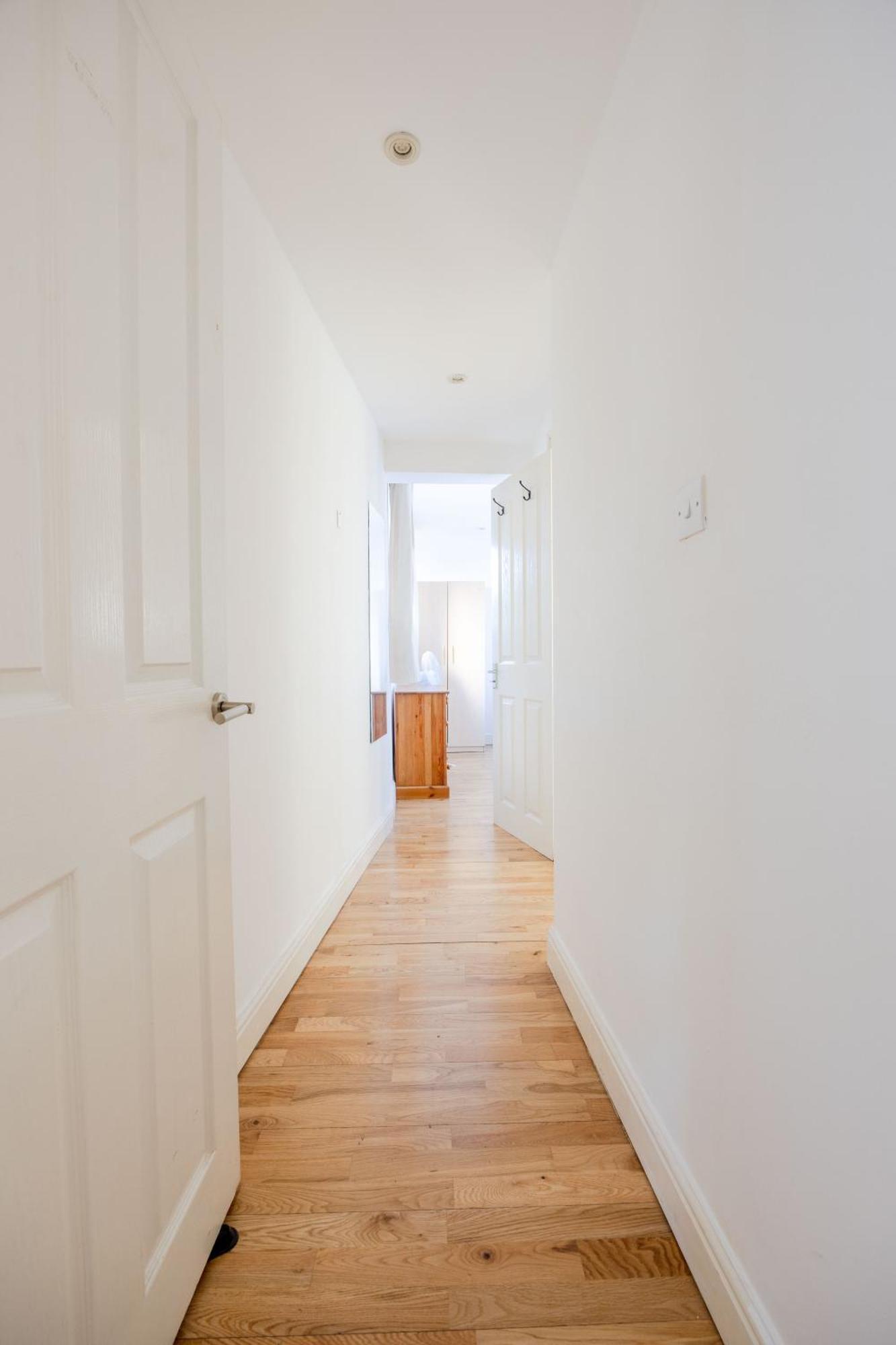 Big House Close To Metro Underground - Sleeps Up To 13 Guest house