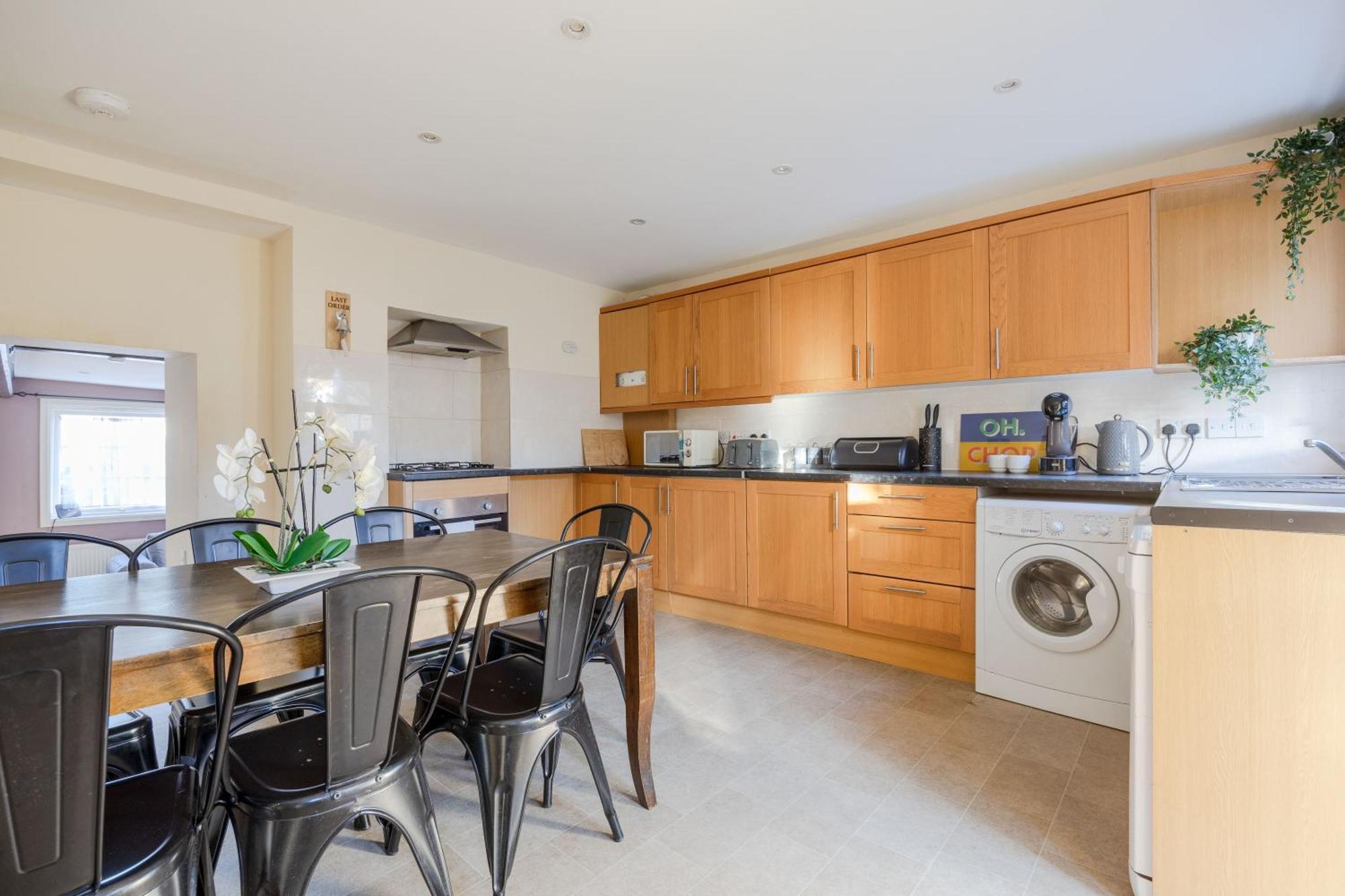 Big House Close To Metro Underground - Sleeps Up To 13 Guest house *