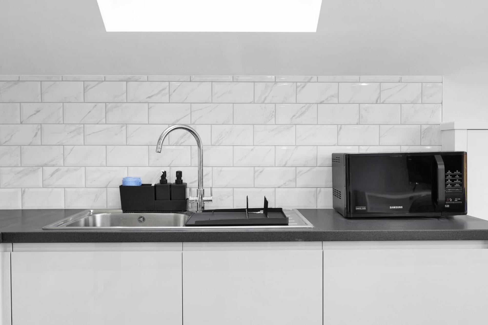 Your Cosy Modern 2 Double Bedroom Flat Fully Furnished - 5 Mins Walk To Stn Flat 4 * London