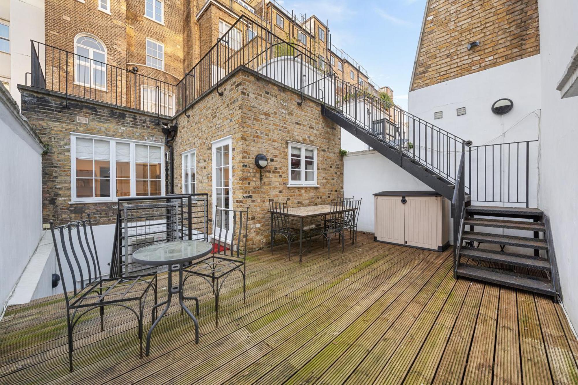 Stunning 2 Bed 2 Bath With Air Con + Garden * Londen